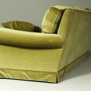 retrorobot.cz_green_velvet_sofa